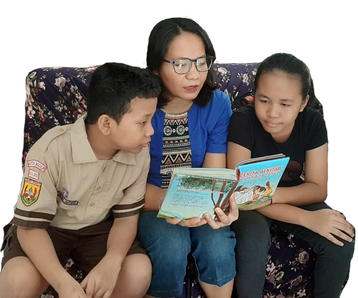 Keluarga baca Cerita Alkitab